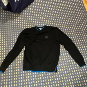 Kenzo tröja - Tröja från Kenzo. Väldigt bekväm och varm, perfekt till hösten. Bästa skicket som finns.