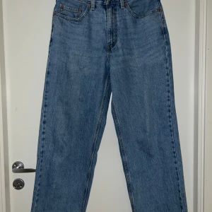 Levis Jeans 578  - Blåa baggy Levis Jeans 578 från Zalando. Dem är använda ganska mycket och har därför lite slitage vid hälarna, se sista bild. 43 cm i midjan och 73 cm lång från byxgrenen. Storleken är W31 och L32. Säljer byxorna för att jag inte använder dem längre 