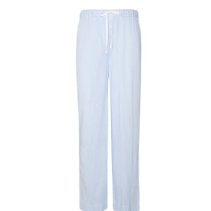 Säljer dessa populära Ralph Lauren pyjamasbyxor!! - I jättebra skick har endast använt några få gånger! Storlek xs. Nypriset är 799kr och jag säljer för 299kr🩵