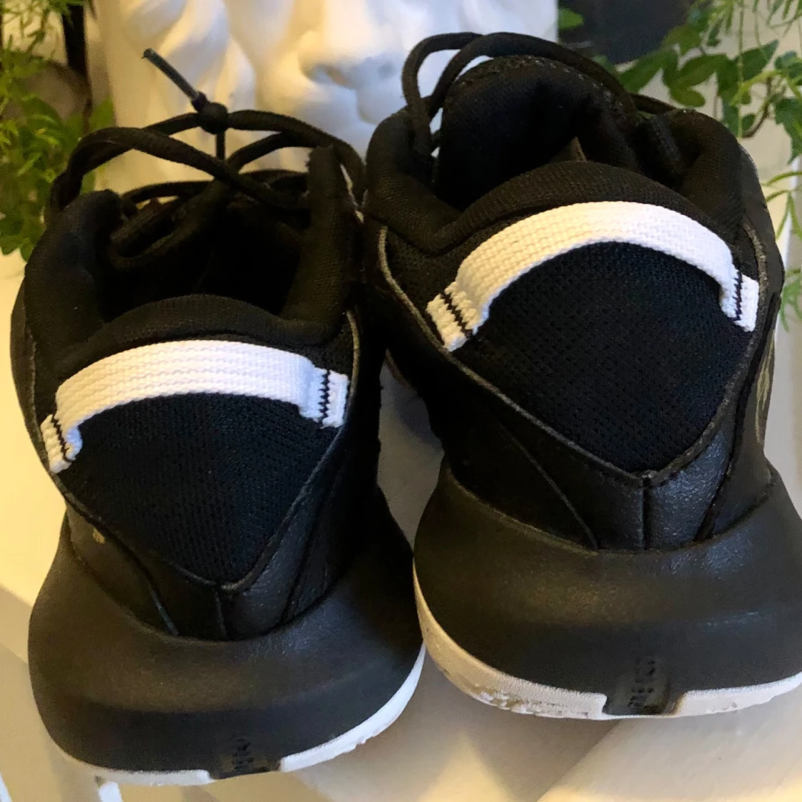 Under Armour svarta sport skor  - 90