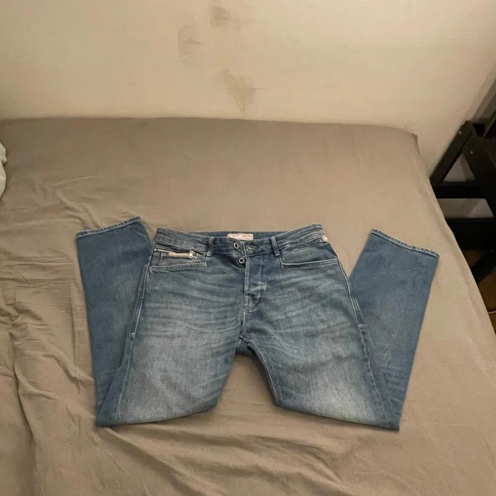 HELT oanvända Jack & Jones Jeans i Tapered fit - Mike modell. Storlek W32 x L30. Köpta för 999kr. Tog bort lapparna och ångrade mig - då dem var för långa,  så har inte använt dem!. Jeans & Byxor.