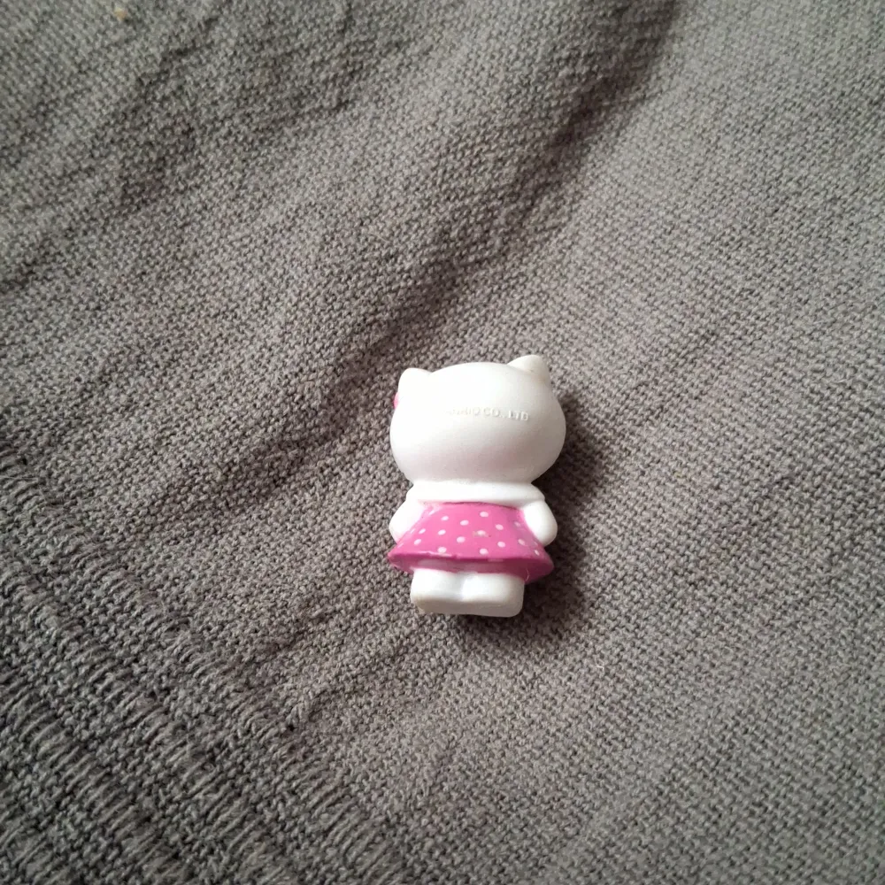 Säljer denna jätte söta hello kitty figur för jag inte vet vad jag ska använda till. Övrigt.