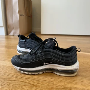 Nike Air Max 97 - Nike Air Max 97 riktigt bra skick, endast använda några gånger.   Storlek 38   Nypris: 2 399kr