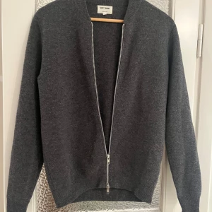 Soft goat zipper  - Säljer min Soft Goat cashmire zipptröja pga att den blivit för liten. Tröjan säljs inte längre och är väldigt sparsamt använd. Finns inga defekter alls. Hör av dig vid frågor eller fler bilder. 