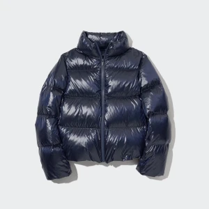 Uniclo jacka - Jag säljer en marinblå jacka från uniclo i storlek xs, perfekt till vintern! Jackan har en defekt på inre vänster arm som enkelt går att laga. Skriv privat för bilder på jackan eller om ni har några funderingar!🤍