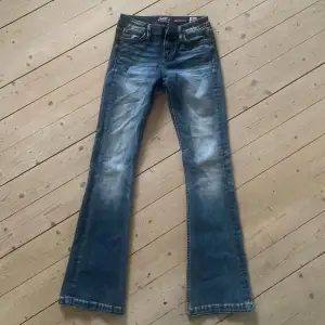 Fina lågmidjade bootcut jeans i storlek 26x31. Enbart testade, köpta second hand 