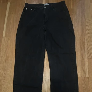 Svarta loose jeans - Ett par svarta jeans från nakd i loose fit modell, storlek 40 men passar även 38 då dom är små i storleken. Använda fåtal gånger