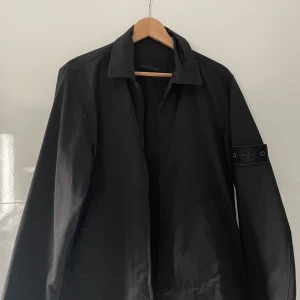 Stone island Vindjacka - Säljer denna fina vindjackan nu eftersom den inte kommer till användning, a-kopie Nyskick, storlek L Pris kan diskuteras