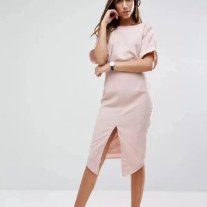 Asos klänning  - Elegant ljusrosa Asos klänning med slits framtill, stl 34. Använd ett fåtal gånger.
