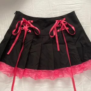 Svart kjol med rosa spets - Svart kjol med rosa spets och snörning 🩷köpt för länge sen men endast provad<3