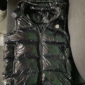 Moncler väst - Säljer min moncler väst för 1500 pris kan diskuteras via snabb affär storlek M