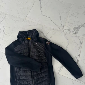 PJS cardigan  - En Toppmodern parajumpers som är väldigt inne just nu.  Köpt på Thernlunds Köpt för 4000kr Säljer den för 2700kr Har haft på mig den ett fåtal gånger då den inte är min typ av stil Pris kan även diskuteras 