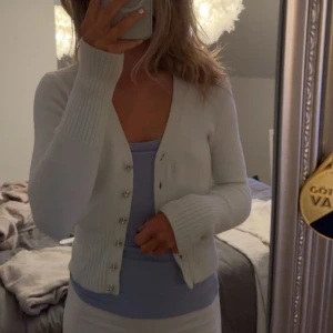 Kofta från Zara - Säljer denna superfina koftan från Zara med knappar, superbra skick och jätteskönt mysigt material🤍 Strl S, 200kr+frakt!