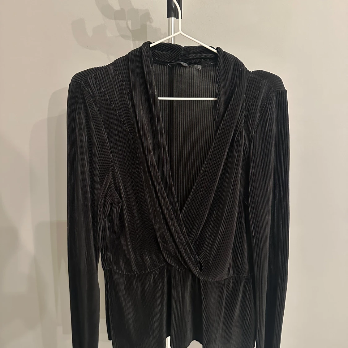 Svart omlottopp från Soaked in Luxury