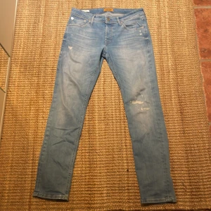Jack and Jones jeans  - Säljer nu dessa skit feta jeansen med slitningar från Jack and Jones! | Jättefint skick| 32 32| Stretchigt material| Vid frågor är det bara att ställa de! Pris går att diskutera 