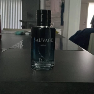 Sauvage Parfum från Dior - Säljer en flaska Sauvage Parfum från Dior. Flaskan är elegant och mörkblå med en stilren design. Den har en svart kork och tydlig Dior-logga. Perfekt för den som vill ha en lyxig och maskulin doft. Passar både till vardags och fest. Hör av dig vid intresse!                                                tyvär ingen box med 