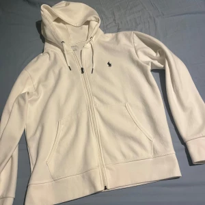 Vit Polo Ralph Lauren kofta - Säljer eftersom dene för stor för mig.                      Storlek M men passar L.                                              A-kopi