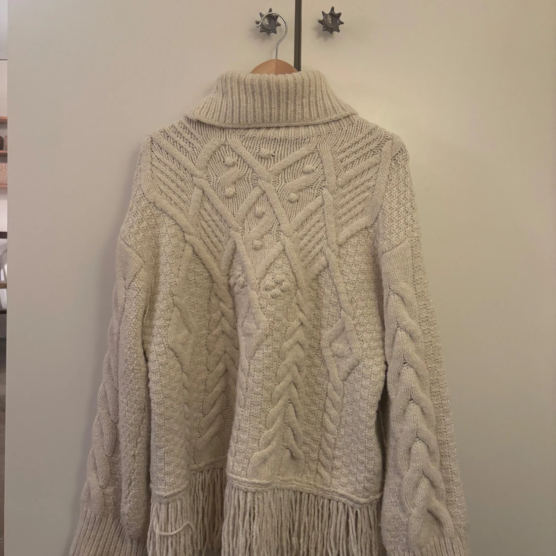 Beige stickad polotröja med fransar - 90