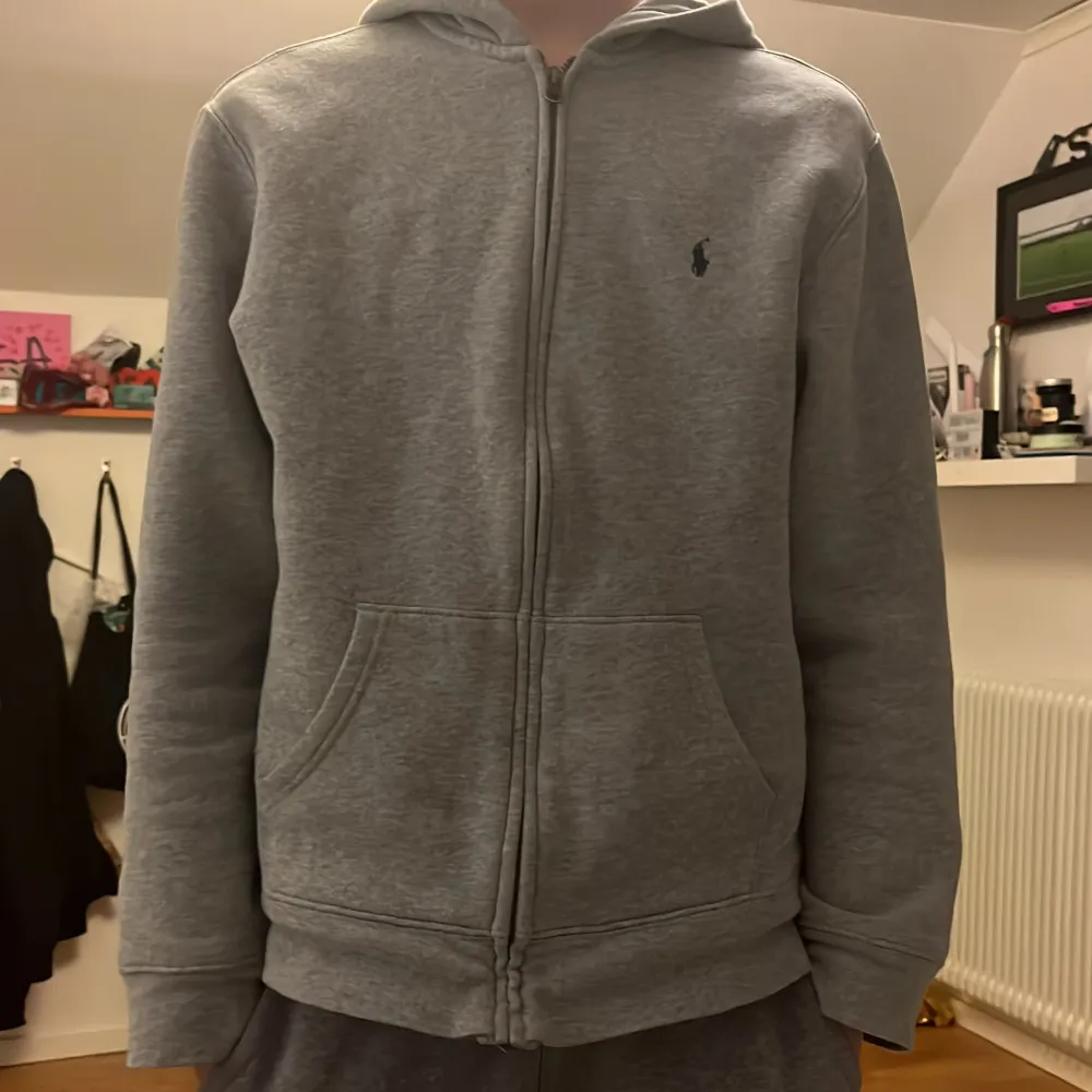 Säljer en ralph lauren hoodie som är använd del. Den är storlek 170 barn. Priset kan diskuteras.. Tröjor & Koftor.