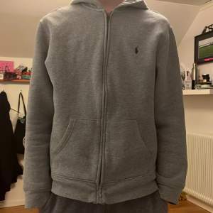 Säljer en ralph lauren hoodie som är använd del. Den är storlek 170 barn. Priset kan diskuteras.