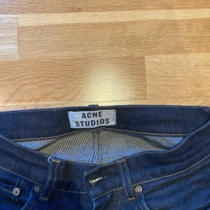 Mörkblå jeans från Acne Studios - Säljer ett par snygga mörkblå jeans från Acne Studios och är i mycket bra skick. ! Passformen är slim. Priset är diskuterbart