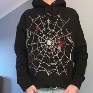 Abundantbrands  -  svart hoodie, Perfekt för höst och vinter, eller varför inte till Halloween? Den har en bekväm passform och en klassisk huva. Grym för att sticka ut lite extra! Strlk M men passar s oxå ☺️