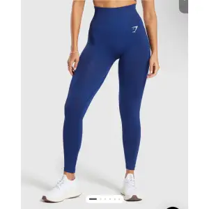 Snygga blå leggings från Gymshark i ett stretchigt och bekvämt material. De är högmidjade och har en otroligt fin passform. 