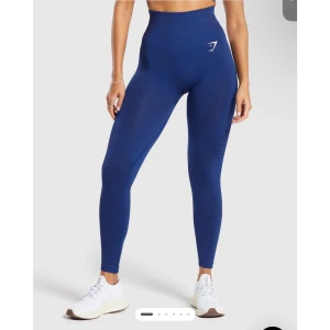 Blå leggings från Gymshark - Snygga blå leggings från Gymshark i ett stretchigt och bekvämt material. De är högmidjade och har en otroligt fin passform. 