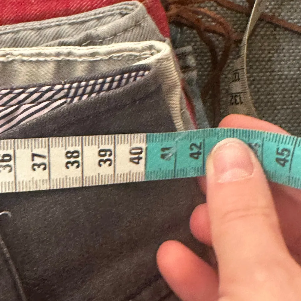 Unika jeans köpa second hand. Lägg märke till de trendiga fickorna! Innerbenslängd: 75 Midjemått: 41. Farkut & Housut.