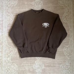 Piko Hawaiian Longboard Wear Crewneck - Sällsynt tröja från japanska märket, Piko Hawaiian Longboard Wear. Tryck både fram och bak. Skön och bra kvalité. Storlek M men passar XS. Skriv om fler bilder eller mått önskas ✌️