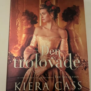 Den trolovade - Säljer boken 'Den trolovade' av Kiera Cass.  Perfekt för dig som älskar fantasy och romantik! Boken är i gott skick och redo för en ny läsare.