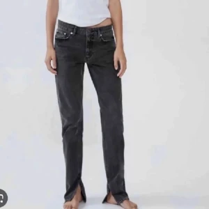 Mörkgrå jeans med slits - Superfina mörkgrå jeans med slits från zara i storlek 36. Kommer inte längre till användning🩷 slitna längst ned vid fötterna men bara en snygg detalj. De är midwaist 