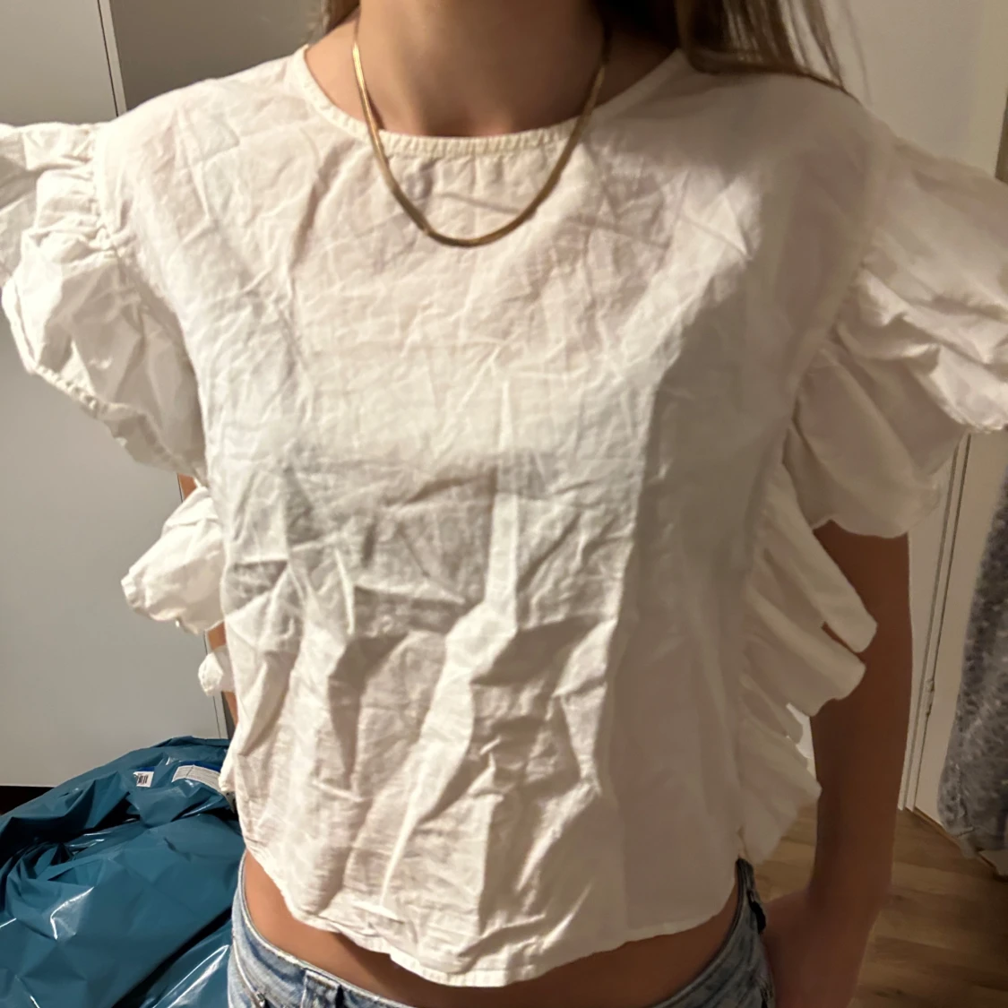 Vit blus med volangdetaljer