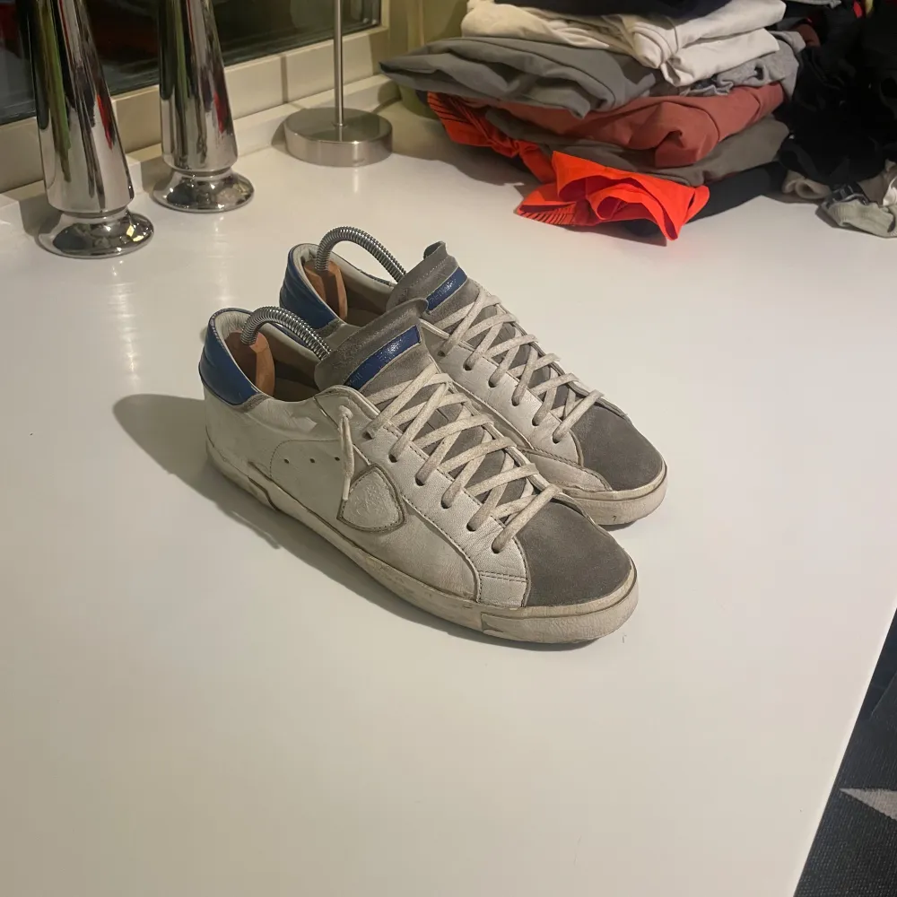 Säljer ett par vita sneakers från Philippe Model i bra skick.  Skorna är i storlek 42🙌 Pris är ej hugget i sten.. Skor.