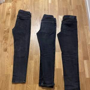 Säljer tre par svarta jeans i bra skick. Ett par från Jack & Jones i storlek 164 och två par från H&M i storlekarna 158 och 164. Alla jeansen har slim fit och justerbar midja, perfekta för vardagsbruk. De är tillverkade i bomull och har en klassisk femficksdesign. 3 för 300 1 för 150 