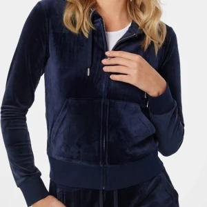 Juicy tröja💙 - Säljer min marinblåa Juciy tröja i storlek M. Då den ej kommer till användning längre💙