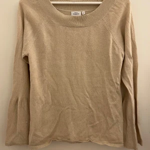 Beige tröja från KappAhl - Säljer en superfin beige tröja från KappAhl i storlek M. Den är i bra skick och har långa ärmar med en lätt utsvängd design. Perfekt för både höst och vår! Materialet känns mjukt och bekvämt, perfekt för en avslappnad stil. Passar till både jeans och kjol. Kan även användas som off-shoulder tröja!😊🙌🤪💘
