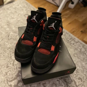 Air Jordan 4 red lightening  - Hej! Nu säljer jag mina AJ4or då jag ska köpa nya skor lådan finns kvar och skorna är i bra skick