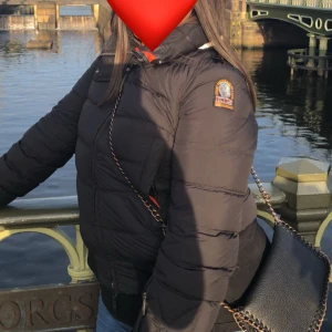 Svart dunjacka från Parajumpers limited edition - Köpte den för 3899 för några år sen på Johnells  Ingen har den tro mig. Alla har velat köpa den från mig men jag har inte sålt. Men nu har jag endå haft den ett tag och känner de dags och sälja den.  Jag svär man kan ha ett linne med denna jacka och du är varm. En snygg tunn kofta och den o du är varm. Varmare än  min hollies jacka.  Har en kort ficka typ på vänster arm  Säljer den för 2500 storlek M 38 40 42