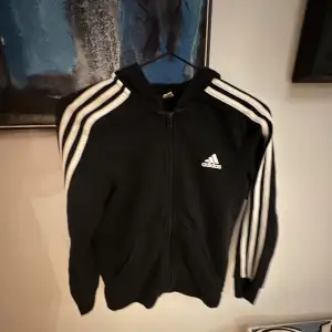 Adidas kofta i mycket bra skick, storlek XS/S