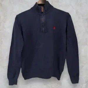 Marinblå U.S. Polo Assn Halv Zip. Fint använt skick. Storlek M men har krympt lite i tvätten. Hör av dig vid frågor. Priset går att diskuteras. 