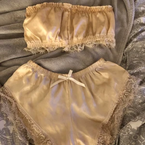 Silkes nattsett - Shorts o topp sett som är i silkes materiel super bekvämt o mysigt men kommer inte till användning 