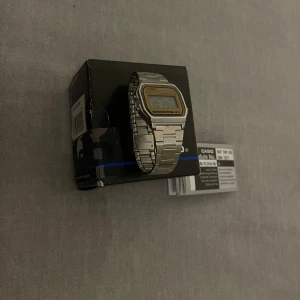 Casio Vintage Klocka - Casio A163WA-1QES. Aldrig använd, orginalbox samt tags medföljer, funkar som unisex. Storleken är justerbar, PMA för frågor och fler bilder!