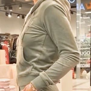 Juicy couture - Säljer en supermjuk och skön ljusblå Juicy Couture velour hoodie med dragkedja framtill. Den har en broderad logga på bröstet och en praktisk huva. Perfekt för mysiga dagar eller en avslappnad stil. Passar bra till både höst och vår!