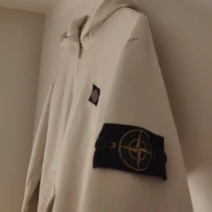 Vit Stone Island zip hoodie  - Fin vit Stone Island zip hoodie i bra skick! Köpt här på plick men har inte kommit till användning. Priset går att pruta på!
