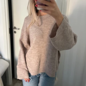 Beige stickad tröja - Mysig beige stickad tröja perfekt för kyliga dagar. Den har en avslappnad passform med långa ärmar och ribbade muddar. Perfekt att matcha med jeans för en casual look. 🧶✨storlek s frpn lager157