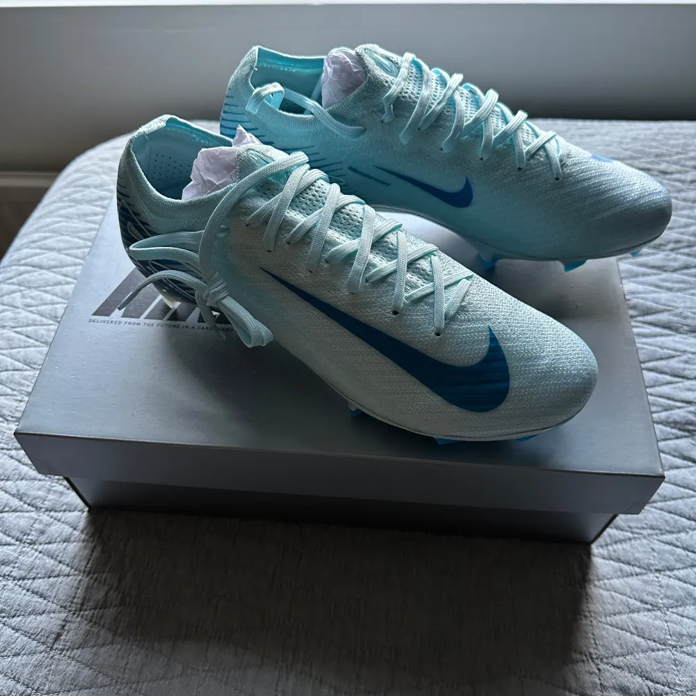 HELT NYA oanvända Nike mercurial vapor 16 elite fg, kommer med allt original, box skopåse papper osv som från butiken. Skor.