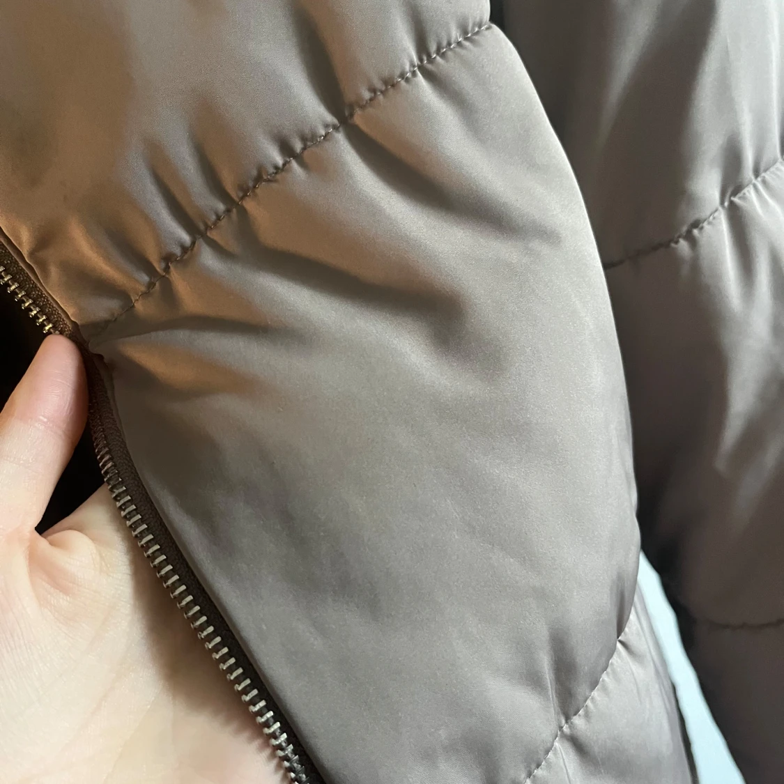 Beige pufferjacka från Nelly med knytning  - 92