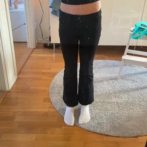 Svarta byxor från Lindex - Säljer ett par svarta byxor från Lindex i storlek 140 för barn 9-10 år. Byxorna har en bootcut-stil och är lågmidjade, vilket ger en snygg och bekväm passform. Perfekta för både vardag och festliga tillfällen!