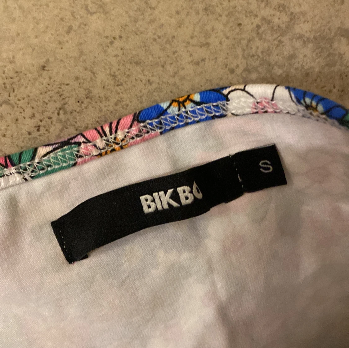 Blommig halterneck topp från Bik Bok - 90